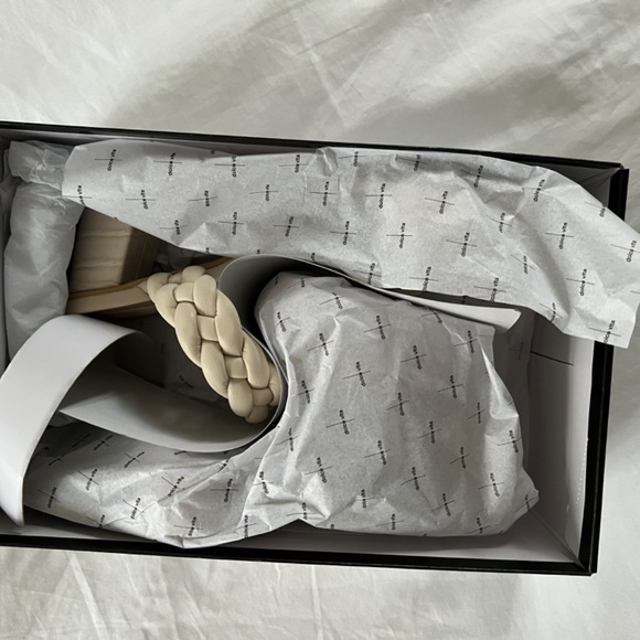 Dolce Vita *NEW IN BOX* PAILY sandals SZ 8 White - Picture 3 of 4